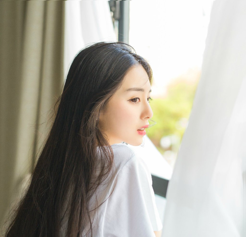“谁知道他那么小气？”撇了撇嘴，小乔有些抱怨道。